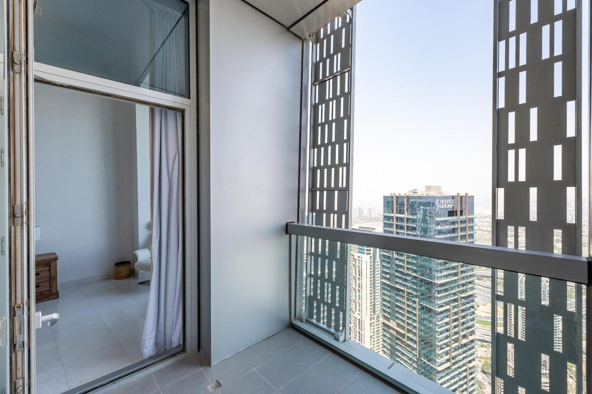Cayan Tower Marina - Mint