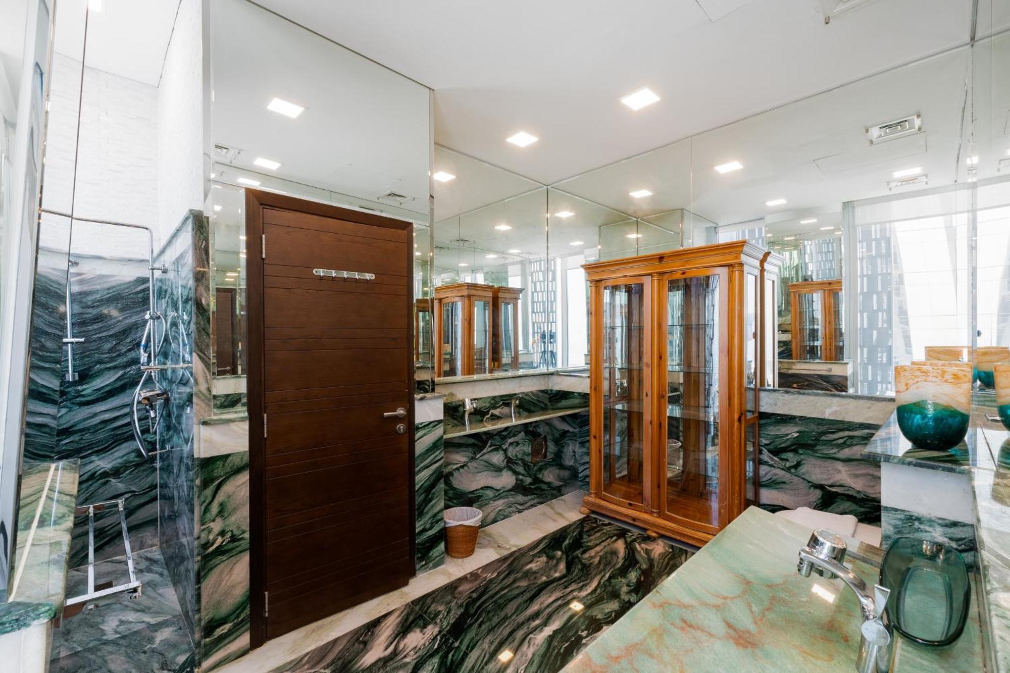 Cayan Tower Marina - Mint